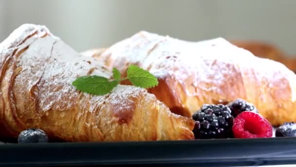 Knusprige Frische Croissants Himbeeren Brombeeren Blaubeere Und Melisse Mit Puderzucker — Stockvideo