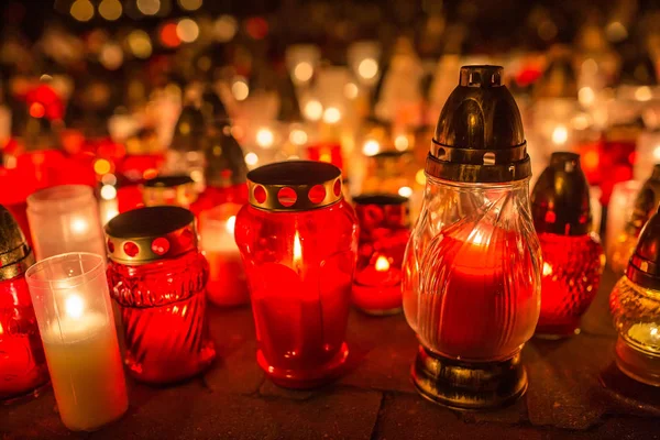Many burning candles in the cemetery at night on the occasion so — Stock Photo, Image