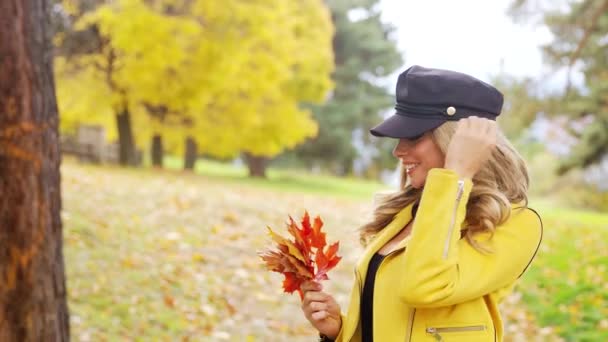 Attraente Giovane Donna Con Sorriso Sensuale Passeggiando Nel Parco Autunnale — Video Stock