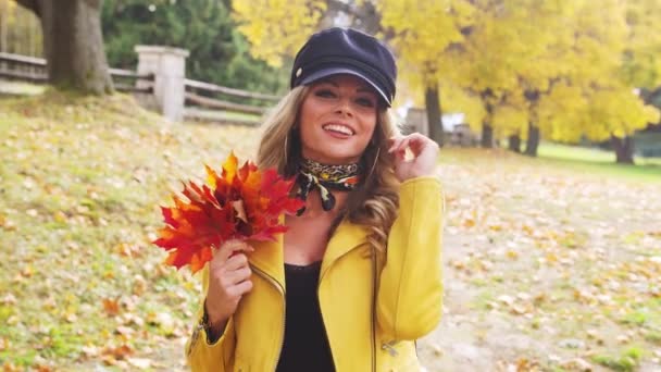 Mujer Joven Atractiva Con Sonrisa Sensual Caminando Parque Otoño Video — Vídeo de stock