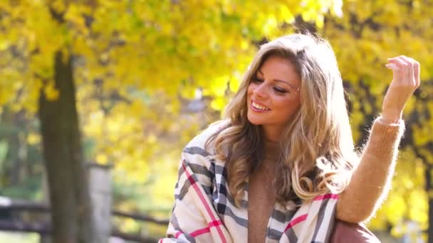 Приваблива Молода Жінка Чуттєвою Посмішкою Лежить Осінньому Парку Відеозапис Повільний — стокове відео