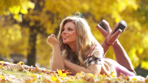 Привлекательная Молодая Женщина Чувственной Улыбкой Гуляет Осеннему Парку Видео Снято — стоковое видео