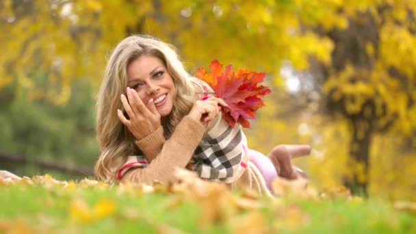 Attraktive Junge Frau Mit Sinnlichem Lächeln Herbstpark Liegend Videoaufnahme Zeitlupe — Stockvideo