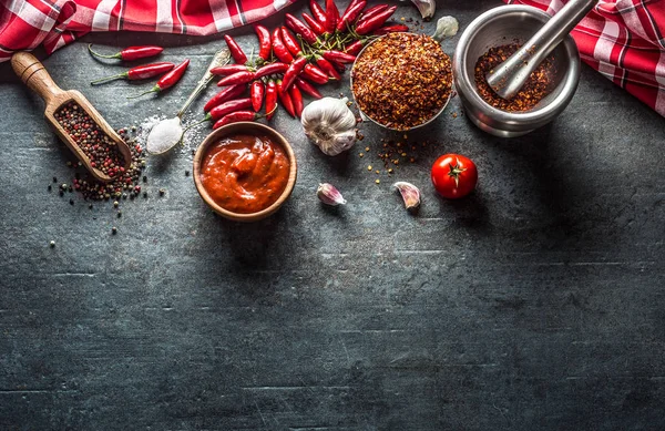 Chili peppar vitlök salt tomater på bordet - Ovanifrån — Stockfoto