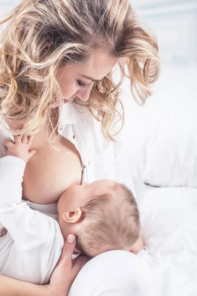 Az anya a karjaiban szoptatja a kisbabáját. — Stock Fotó