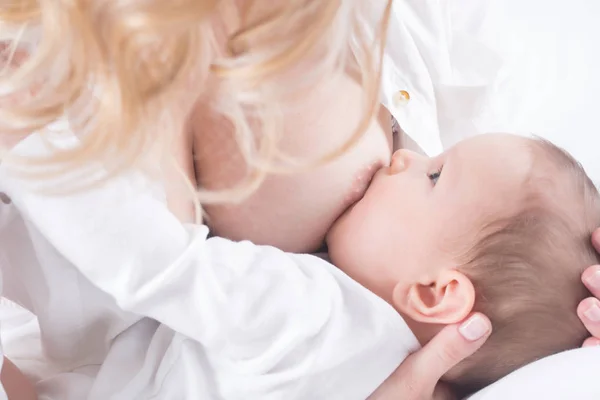 Mãe amamentando seu bebê em seus braços — Fotografia de Stock