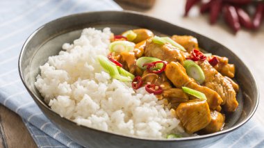 Körili tavuk, acılı biber ve taze soğan.