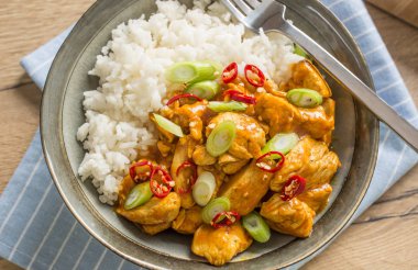 Körili tavuk, acılı biber ve taze soğan.