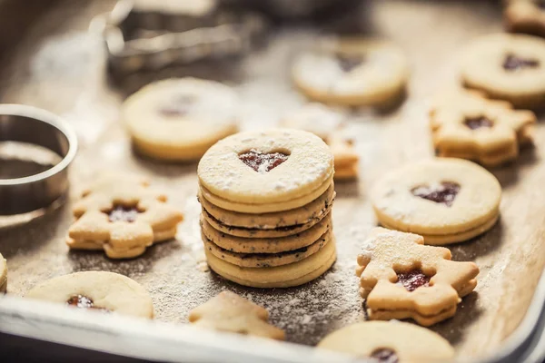 Рождественские льняные конфеты и печенье мармелад сахарный порошок в печёной сковороде — стоковое фото