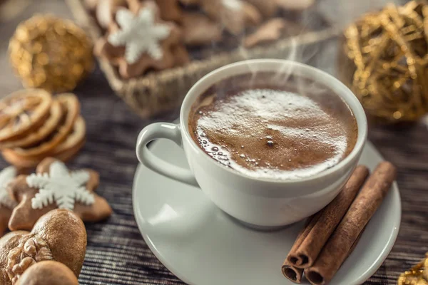Чашка кофе с рождественским печеньем с корицей и украшением — стоковое фото