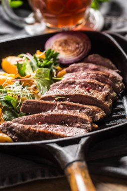 Biftek ızgarada biftek, batata püre sarımsak bitki süslemesi ve bira.