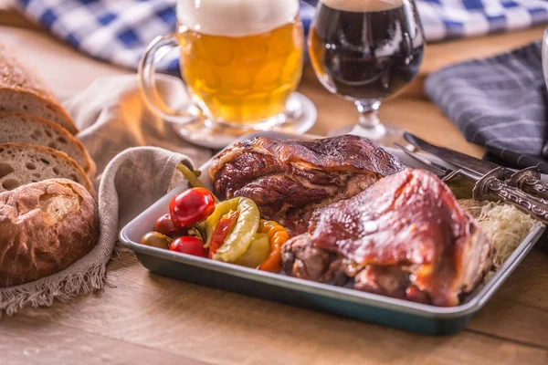 Beierse knie traditioneel Duits Tsjechisch slovak en Oostenrijks heerlijk eten. Gerookt varkensvlees met tapbier — Stockfoto