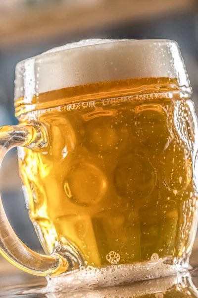 Caneca de cerveja gelada no balcão de bar no pub ou restaurante — Fotografia de Stock