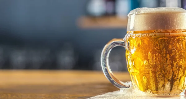 Caneca de cerveja gelada no balcão de bar no pub ou restaurante — Fotografia de Stock