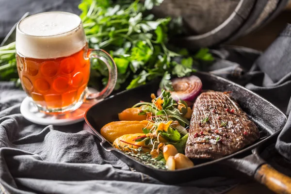 Carne de res filete flanco en sartén con batata puré de ajo decoración de hierbas y cerveza de barril — Foto de Stock