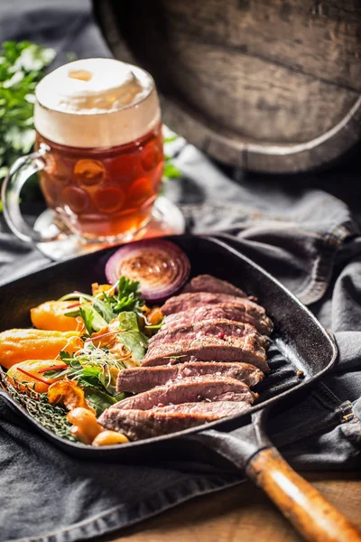 Beef flanka stek w patelni grill z batata puree czosnek ziołowy ozdoba i piwo draftowe — Zdjęcie stockowe