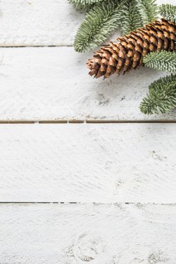 Noel arkaplan dalları ve ahşap arka planda çam kozalakları.