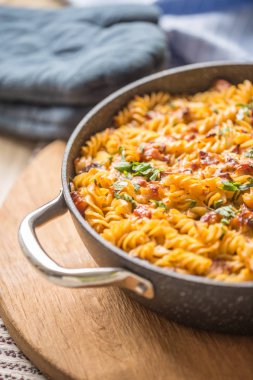 Fırında makarna, füme domuz budu, mozzarela peyniri ve diğer malzemelerle birlikte.