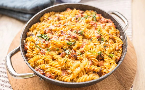 Pastas fusilli al horno con queso mozzarela ahumado de cuello de cerdo y otros ingredientes —  Fotos de Stock