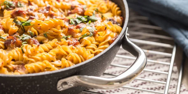 Fusilli di pasta al forno con mozzarela affumicata al collo di maiale e altri ingredienti — Foto Stock