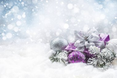 Mor Noel hediyesi ve köknar dallı kar topları. Mutlu Xmas konsepti