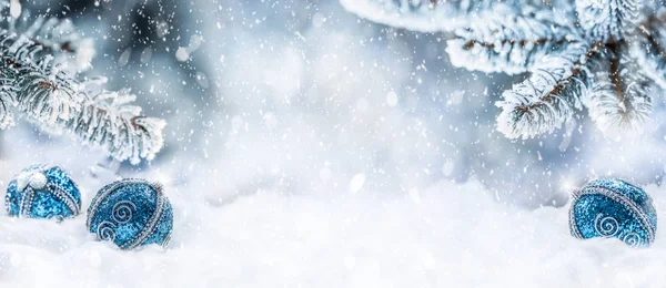 Blaue Weihnachtskugeln auf Schnee mit Tannenzweigen. Frohe Weihnachten Konzept - Panorama-Banner — Stockfoto