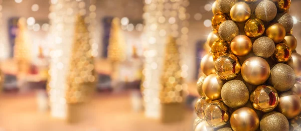 Goldener Weihnachtsbaum mit Kugeln in Luxus-Einkaufszentrum — Stockfoto