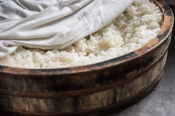 Gekookte rijst in een typisch Japans houten vat hangiri. Stapel rijst voordat klaar om sushi te bereiden — Stockfoto