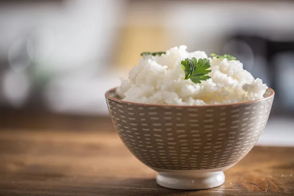Gekookte rijst in kom op keukentafel - close up — Stockfoto