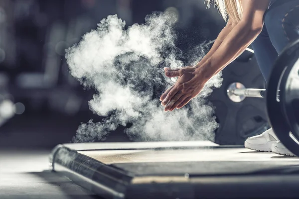 Gespierde gewichtheffer vrouw klappen handen voor lange halter workou — Stockfoto