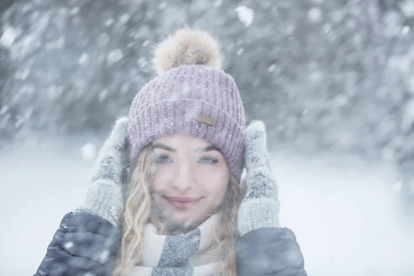 Portrait of young beautiful woman in winter clothes and strong s — 스톡 사진