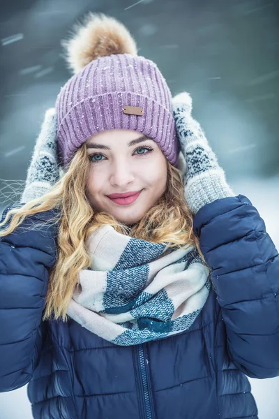 Portrait of young beautiful woman in winter clothes and strong s — 스톡 사진