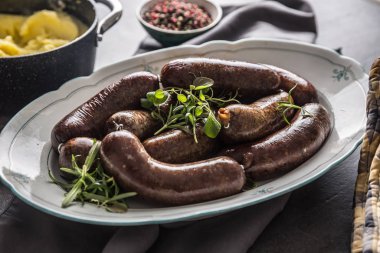 Tavada kızarmış sosis ve biberiye. Geleneksel Avrupa yemekleri sucuk jaternice ya da jitrnice