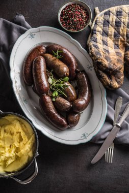 Tavada kızarmış sosis ve biberiye. Geleneksel Avrupa yemekleri sucuk jaternice ya da jitrnice