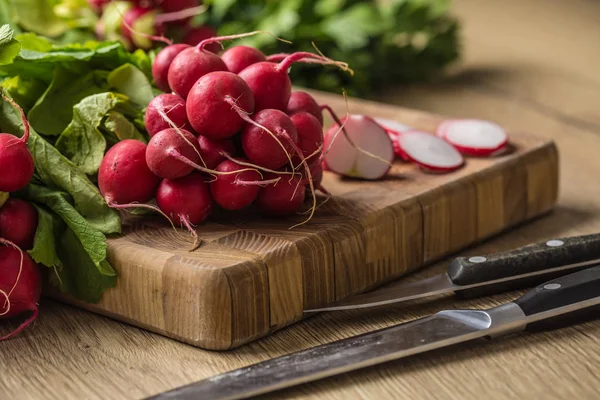 Paquetes frescos de rábano puestos en una mesa de cocina — Foto de Stock