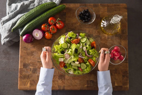 Женский салат из свежих овощей — стоковое фото