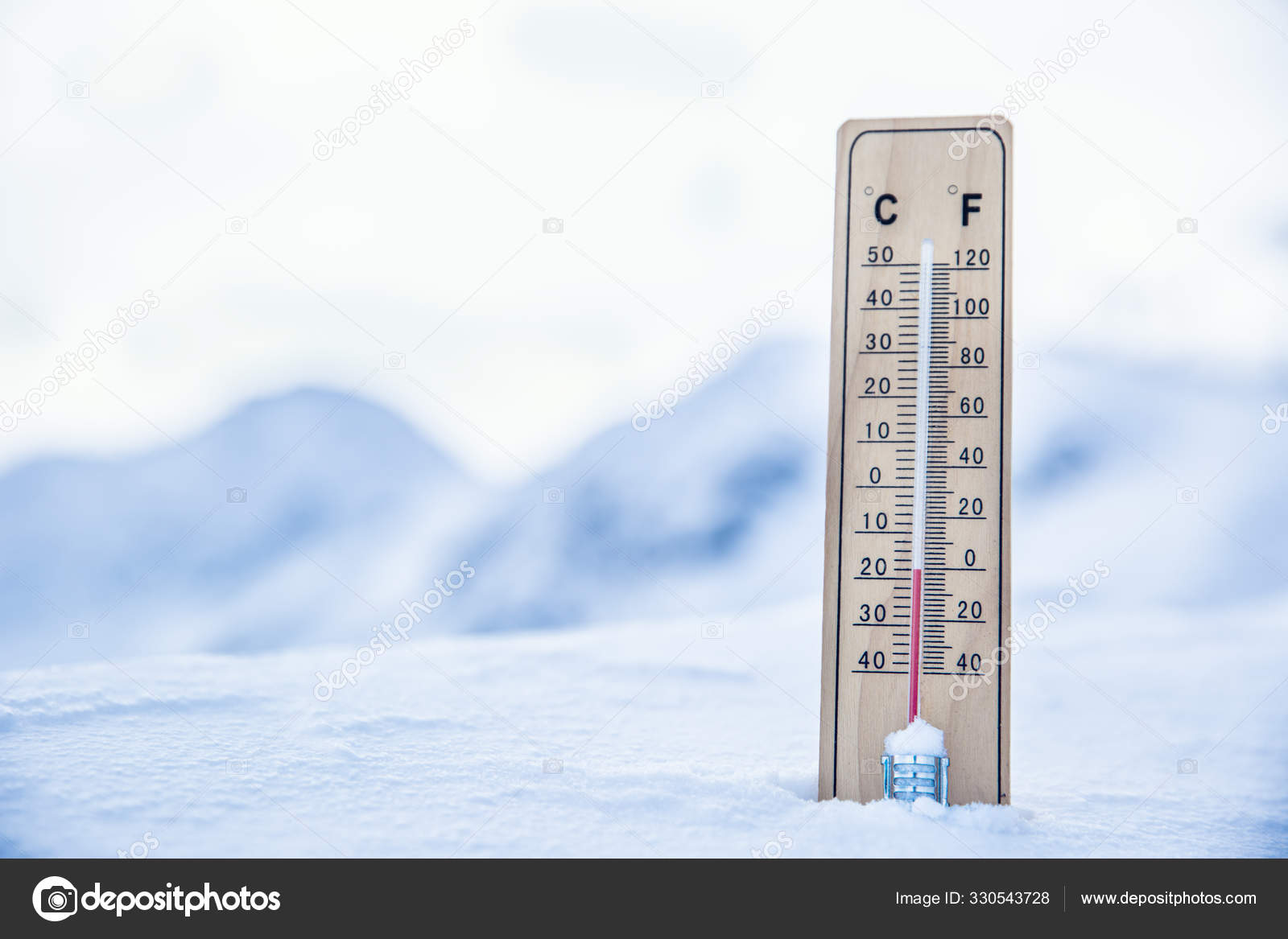 O termômetro nas montanhas na neve mostra temperaturas