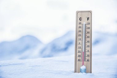 Kardaki dağlardaki termometre sıfırın altında sıcaklık gösteriyor. Düşük derece Celsius ve fahrenheit