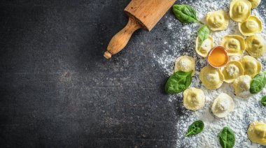 Çiğ ravioli, unlu yumurta mantarı ve ıspanak. İtalyan ya da Akdeniz mutfağı