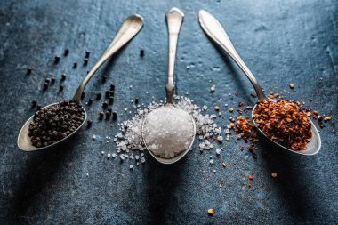 Üç kaşık dolusu tuz biberi ve karabiber.