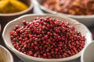 Pembe biberli mısır, çeşitli baharatlar ve kaselerdeki otlar.