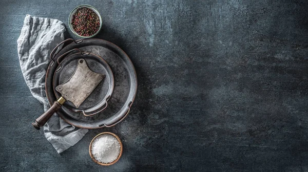 양념 소금과 후추와 함께 어두운 콘크리트 보드에 오래 된 고기 정육점 — 스톡 사진