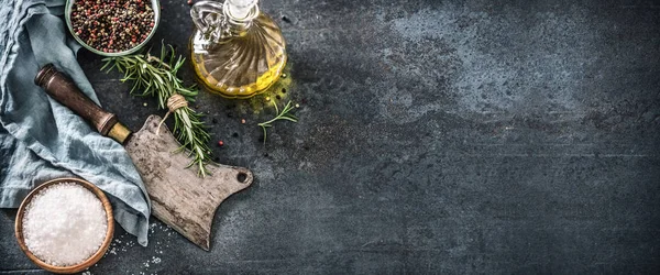 Organikus élelmiszer koncepció olívaolaj só paprika rozmaring és konyhai eszköz - henteskés — Stock Fotó