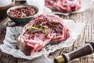 Biberiyeli biftekli biftek ve ahşap masada biberiye.