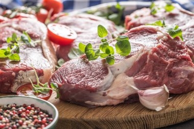 Biberiye kekik ve domatesli biftek.