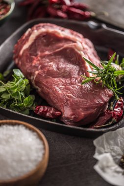 Biberiye, kekik, biberiye, tuzlu biber, sarımsak ve domatesli biftek.