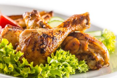 Kızarmış tavuk budu, salata ve domates.