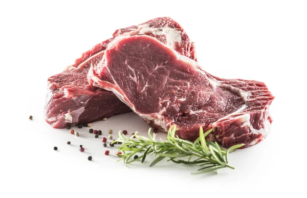 Nötkött Rib Eye stek med peppar och rosmarin isolerad på vit bakgrund — Stockfoto