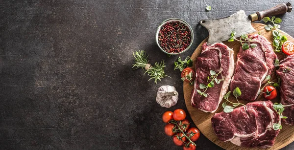 Filetes de carne ribe eye con romero orégano y tomates top of view — Foto de Stock