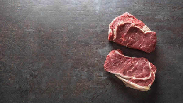 Nötkött Rib Eye stek på skifferskiva - Ovanifrån — Stockfoto